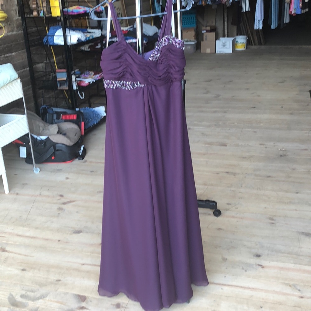 Beautiful floor length gown w removable shrug
